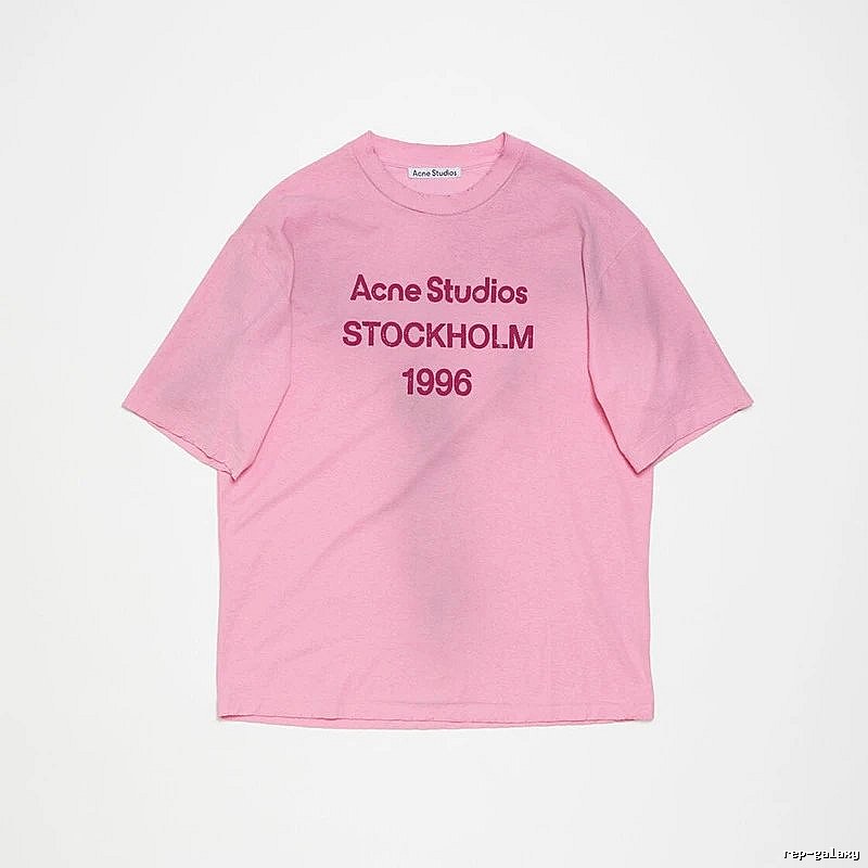 Acne Studios 2090-80 Pink Red Lettering Style Ac908026 Stockholm Logo T-Shirt City Outfit