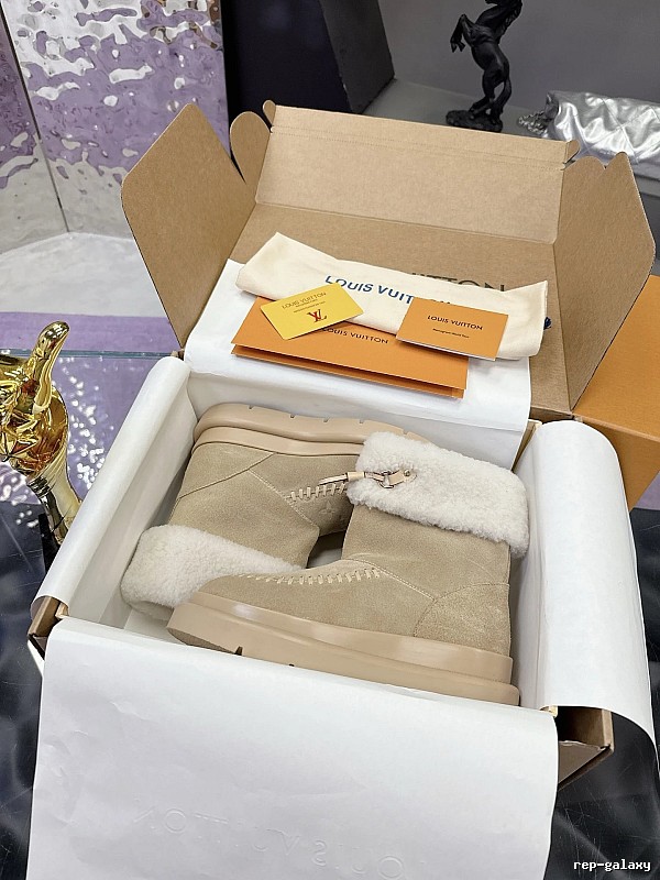 Louis Vuitton Cream Shearling Slip-on Pair in Shearling Slippers for Daily Rotation