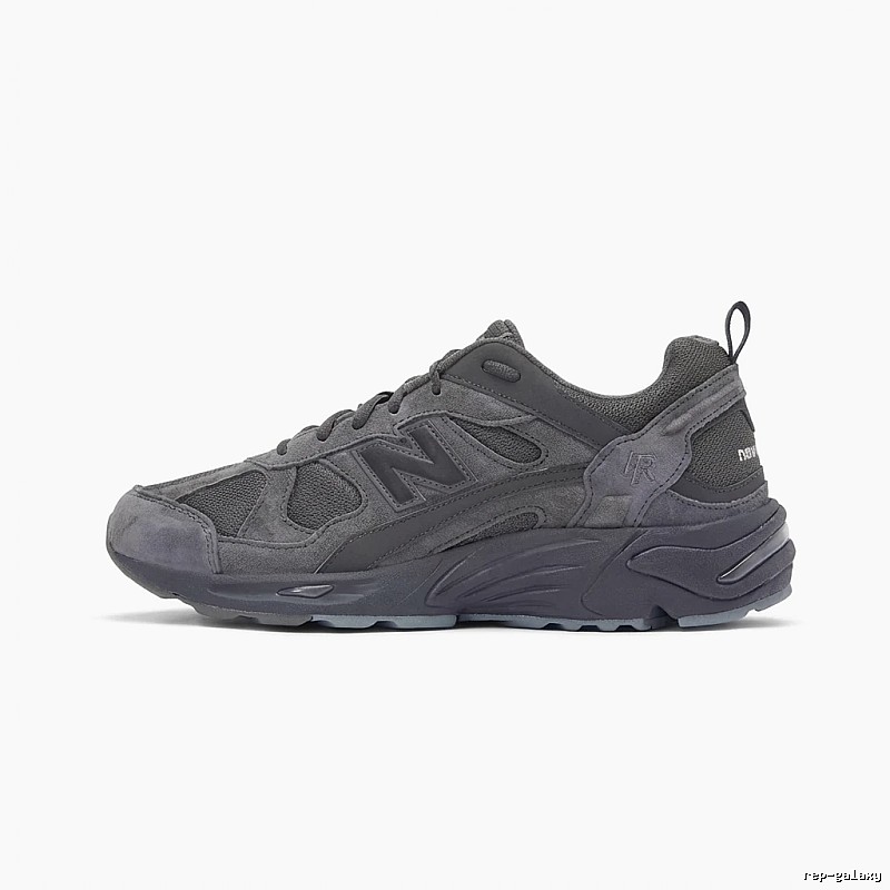 New Balance retro-style grey sports shoes